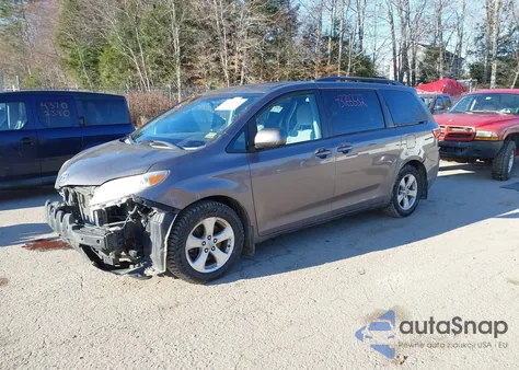 2016 Toyota Sienna Le 8 Passenger z USA, uszkodzony, nr VIN 5TDKK3DC9GS700499